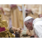 El papa Francisco, ayer, durante la misa de Año Nuevo en San Pedro. ANGELO CARCONI