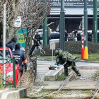 Matan al agente de una central nuclear belga y roban su pUn artificiero se aproxima a un paquete sospechoso durante una operación antiterrorista cerca de Mezier, en Bruselas (Bélgica) aye