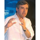 Ángel Acebes, ayer, durante la rueda de prensa para valorar el anuncio