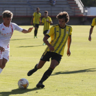 Marcos González, a la izquierda, durante un lance del partido en el Área Deportiva. FERNANDO OTERO