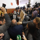 Los jóvenes tratan de impedir el acceso de Felipe González al lugar de la conferencia. J. J. GUILLÉN