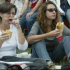 Bocadillos de chorizo para soportar una larga jornada política y festiva