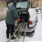 Un agente encuentra en un turismo el material utilizado para desvalijar las antenas.
