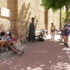 Peregrinos durante el tramo de peregrinaje que discurre por la localidad leonesa de Sahagún