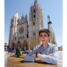 David, delante de la Catedral de León. En unos días regresará a Italia para seguir corriendo.