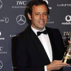 Sandro Rosell posa con su premio Laureus.