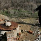 El pedáneo de Antimio señala el pozo que está en el espacio que espera se adecúe como plaza