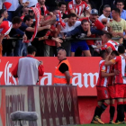 Los jugadores del Girona se abrazan tras marcar un gol al Madrid.