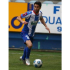 Rubén Vega conduce el balón en El Toralín.