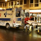Una ambulancia del 112 atiende a una mujer tras sufrir una lipotimia.