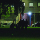 Un grupo de jóvenes celebra un botellón en un parque de la ciudad. FERNANDO OTERO