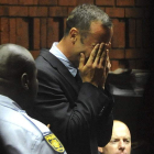 Oscar Pistorius rompe a llorar ante el fiscal que le acusó formalmente del asesinato de su novia.