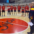 Gonzalo Pérez, tercero por la derecha, escucha las instrucciones del seleccionador Jordi Ribera. RFEBM