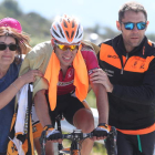 A la derehca el berciano Méndez llega exhausto y es ayudado por su madre y su fisio. Arriba el ganador de la etapa de ayer en los Ancares. L. DE LA MATA