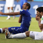 Chiellini, tras recibir un mordisco de Luis Suárez en Brasil.