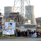 Los trabajadores de las siete empresas auxiliares de la central térmica de Compostilla II, en Cubillos del Sil, durante una protesta