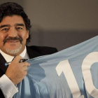 Diego Armando Maradona, con una camiseta albiceleste con el número 10.