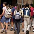 En una imagen de archivo, varios alumnos entrando a clase