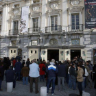 Decenas de ciudadanos ante el Teatro Fernando Fernán Gómez, donde se instaló la capilla ardiente del actor, el 22 de noviembre del 2007.