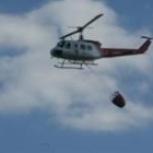 Uno de los helicópteros de extinción de incendios durante una de sus actuaciones
