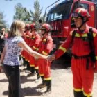 La ministra de Defensa saluda a los efectivos de la UME de San Andrés