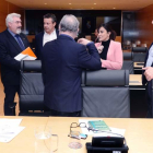 Los miembros de la comisión de investigación sobre las supuestas irregularidades en la autorización de parques eólicos, la Perla Negra, los terrenos de Portillo y las sedes de ADE en el exterior, encabezados por el presidente de la misma, el procurador de Ciudadanos, José Ignacio Delgado (2-i), al inicio de la segunda sesión celebrada en las Cortes de Castilla y León.