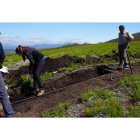 Técnicos del centro de investigación en una de la catas realizadas en la zona montañosa limítrofe de Candín con Lugo y Asturias. DL