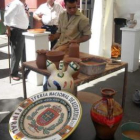 Los alfareros entregaron este plato al Ayuntamiento.