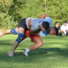 José Luis García frente a Adrián Rodríguez. en su combate en el corro de Taranilla ÁLVARO QUIÑONES