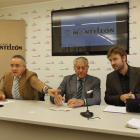 Dionisio Domínguez, Urbano González Santos y el presidente del Club Leteo, Rafael Saravia.