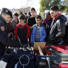 Alumnos del IES Ordoño II atienden a las explicaciones del material de los Tedax. MARCIANO PÉREZ