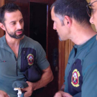 Ferrero conversa con dos compañeros en la Comandancia de la Guardia Civil.