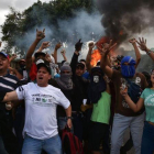 Manifestantes contra el gobierno de Nicolás Maduro cantan eslogans de protesta en Venezuela.