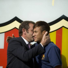 Rosell abraza a Neymar, el día de su presentación en el Barça.