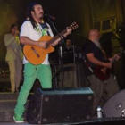 Huecco, con una guitarra española, durante el concierto.