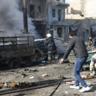 Efectos del bombardeo en el barrio sirio de Masaken Hanano, en Alepo, este domingo.