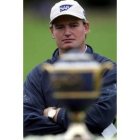 Ernie Els mira el trofeo que le acredita como ganador