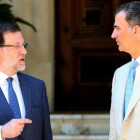 Mariano Rajoy y Felipe VI, en la reunión que mantuvieron en Marivent el 8 de agosto del 2014, la primera para el jefe del Estado que había subido al trono dos meses antes.