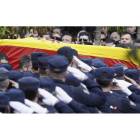 Policías nacionales reciben el féretro de Isidro Gabino San Martín a su llegada a Canillas