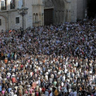 Miles de personas han vuelto a desbordar hoy la Plaza de la Virgen de Valencia para expresar su apoyo a la Asociación Víctimas del Metro del 3 de Julio, que como cada día 3 desde hace siete años se ha concentrado para pedir responsabilidades por el accide