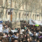 Participantes en la manifestación, en la plaza de la Universitat de Barcelona.