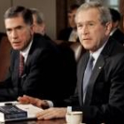 Bush, junto a uno de los responsables del informe el ex senador Charles Robb