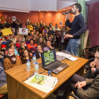 Concejo celebrado ayer en Navatejera para explicar el proyecto de la planta de biomasa. FERNANDO OTERO