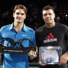Roger Federer y Jo-Wilfried Tsonga posan con sus respectivos trofeos tras la final del torneo de Bercy.