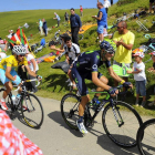 Nibali y Alejandro Valverde se vigilan de cerca, rueda con rueda, en la subida a los Pirineos.