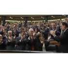 El líder del PP y presidente del Gobierno, Mariano Rajoy, es aplaudido por los diputados de su partido. JUAN CARLOS HIDALGO
