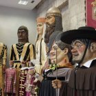 Los gigantillos (a la derecha) ya tienen casa junto a sus compañeros de desfiles.