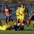 Jairo, en el suelo, pugna por un balón con el vallisoletano Israel