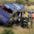 Personal de emergencias atiende a las víctimas de un autobús accidentado. M. MARTÍN