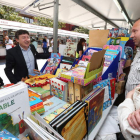 El alcalde de Ponferrada y el edil de Cultura conversan con dos de los libreros de la feria.